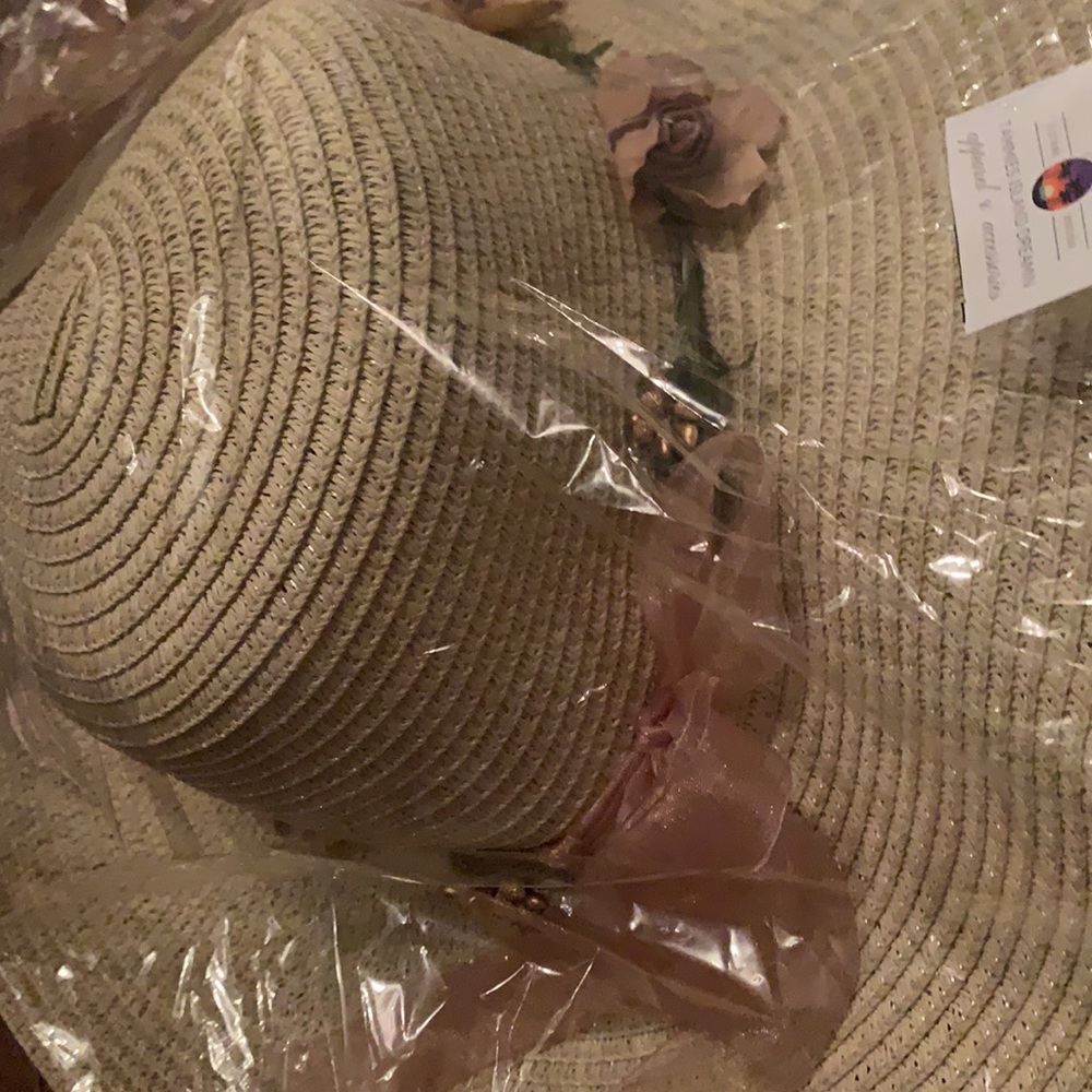 Gorgeous wide brimmed beach/ spring hat - Picture 9 of 11